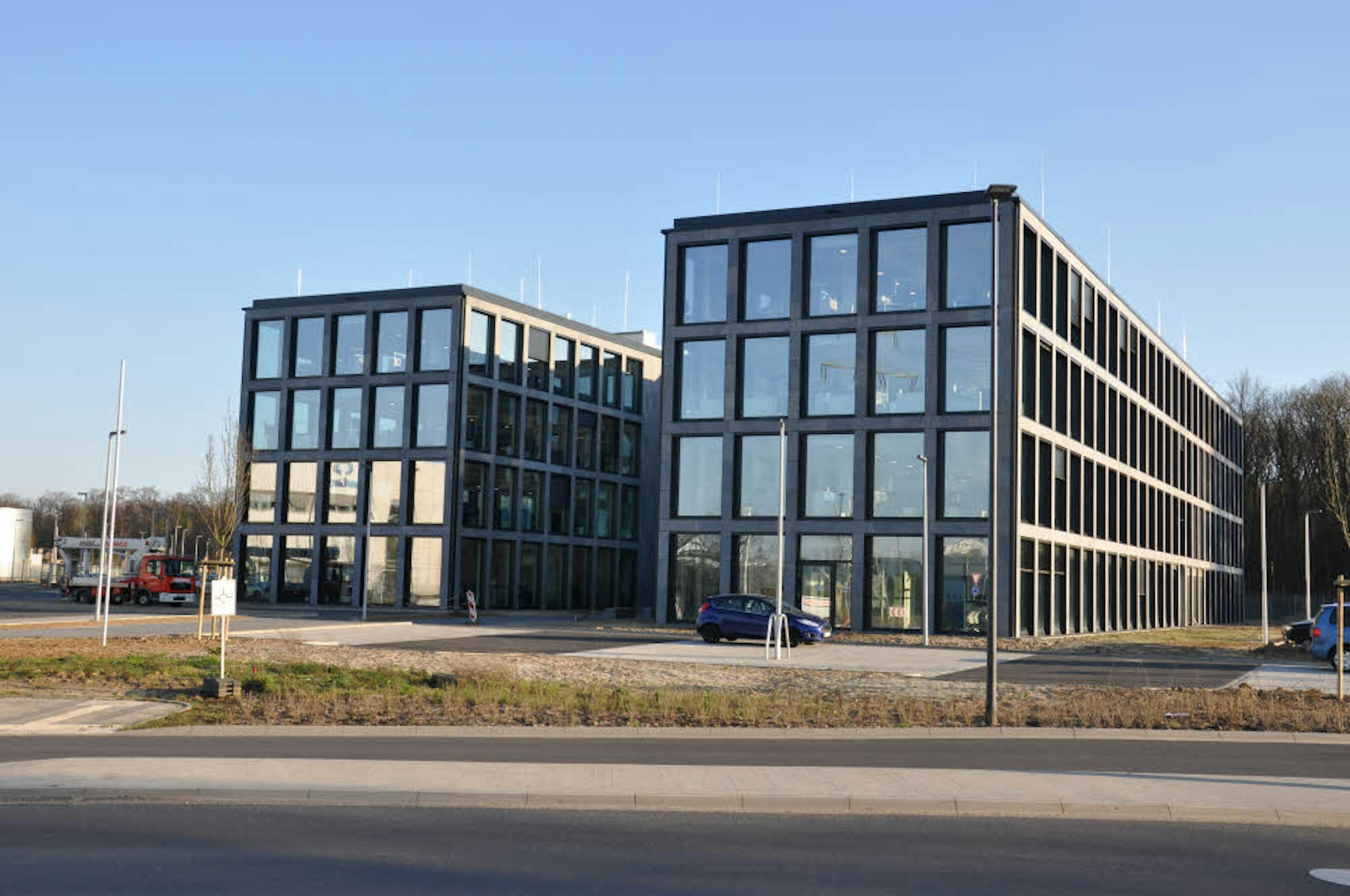 Die Computacenter-Zentrale ist schon von Weitem zu sehen. Sie ist über einen eigenen Kreisverkehr an den Europaring angeschlossen worden und liegt gleich am Autobahnkreuz.