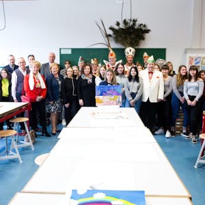 Schülerinnen und Schüler der Sekundarschule Engelskirchen mit Wolfgang Brelöhr von der DAK (6.v.l.) und weiteren Unterstützern der Kampagne.