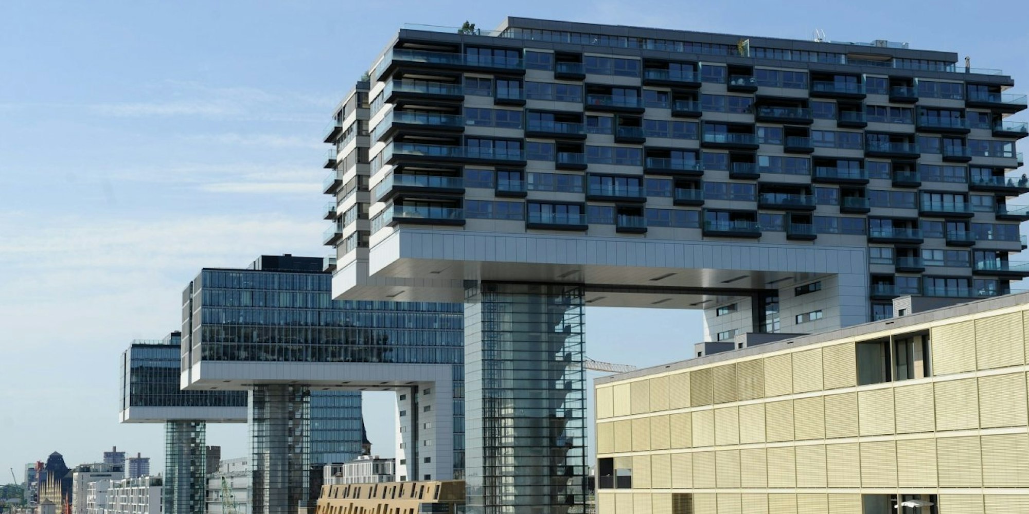 Das Gebäude-Ensemble (links zwei Büro-Kranhäuser) gilt als neues Wahrzeichen Kölns.