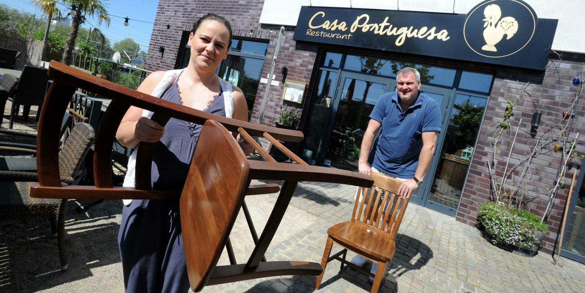Tatiana Goncalves Herborn von der Casa Portuguesa will mit einem leeren Stuhl für mehr Hilfen demonstrieren.