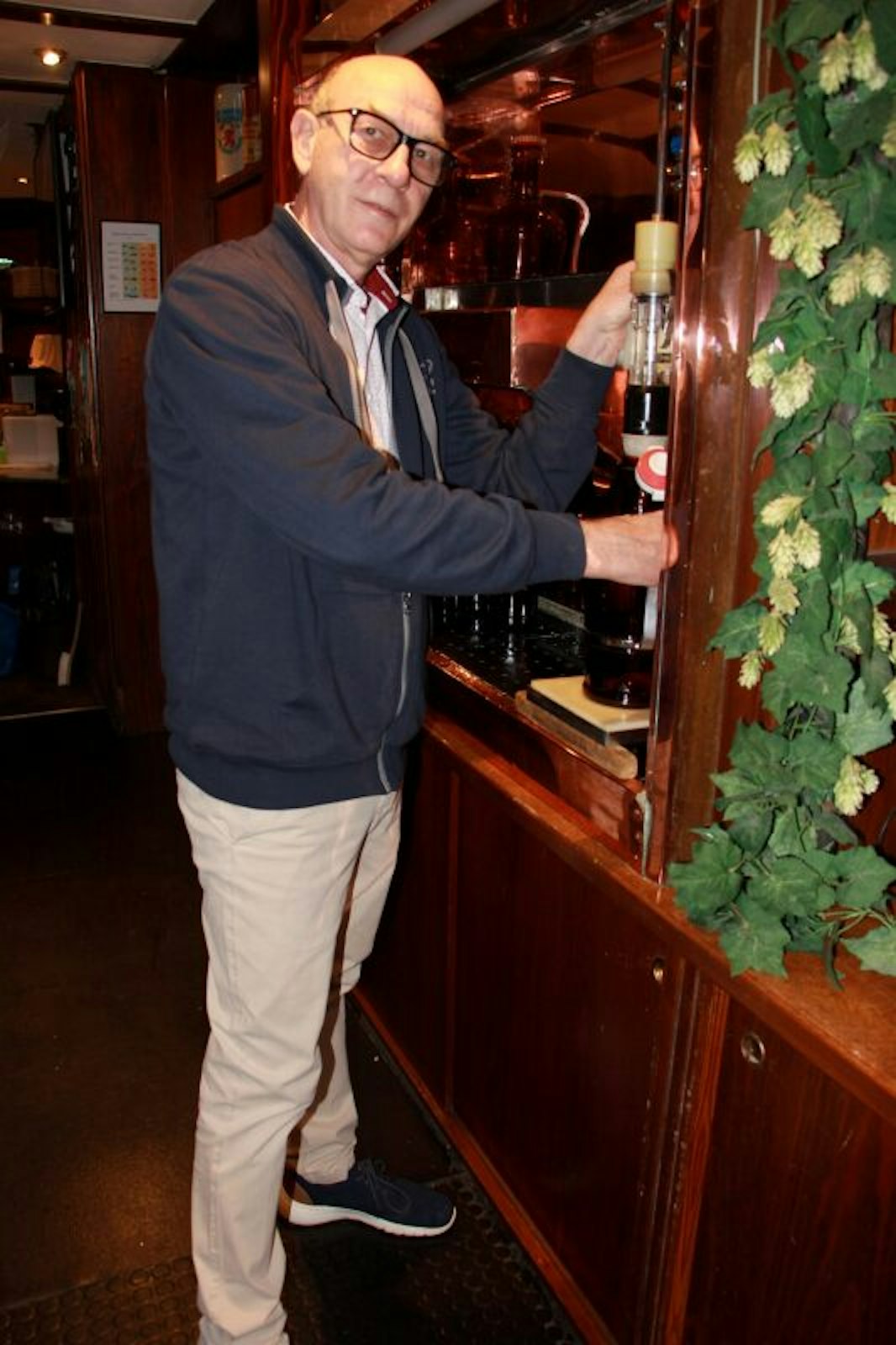 Betriebsleiter Wolfgang Köhler füllt das frische Bier in die Spezialflaschen ab, die am Eingang des Brauhauses in der Holzgasse freitags und samstags gekauft werden können.