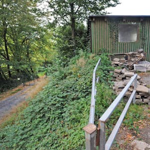 Der Zugang zum Burscheider Friedhof über den Geilenbacher Weg ist gesperrt, weil immer wieder Material im Lager des Friedhofs gestohlen wurde.