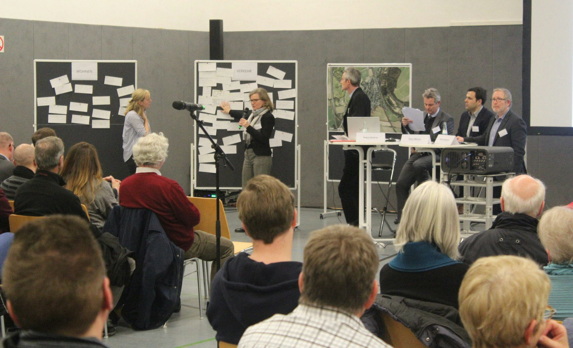 Vor rund 200 Gästen erläuterten Regine Stottrop (vorne, 2.v.l.) sowie die städtischen und Firmenvertreter die Pläne.
