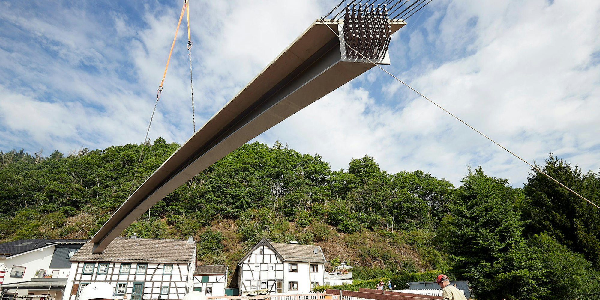 Mit einem Schwerlastkran wurden die 14 Tonnen schweren Träger für die neue Oberhausener Brücke über die Häuser am Zöllerplatz gehievt.
