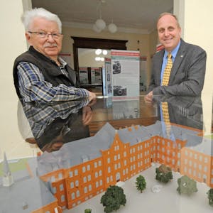 Toni Blankerts (links) und Michael Gutbier vom VV Opladen und vom OGV zeigen das Modell des ehemaligen Aloysianums.