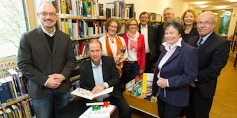 Über ein Projekt zur Integration von Flüchtlingen informierte sich Dr. Joachim Stamp (2.v.l.) in der Bücherei Matthäikirche.