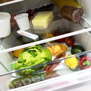 Das Foto zeigt einen gefüllten Kühlschrank mit Obst und Gemüse.