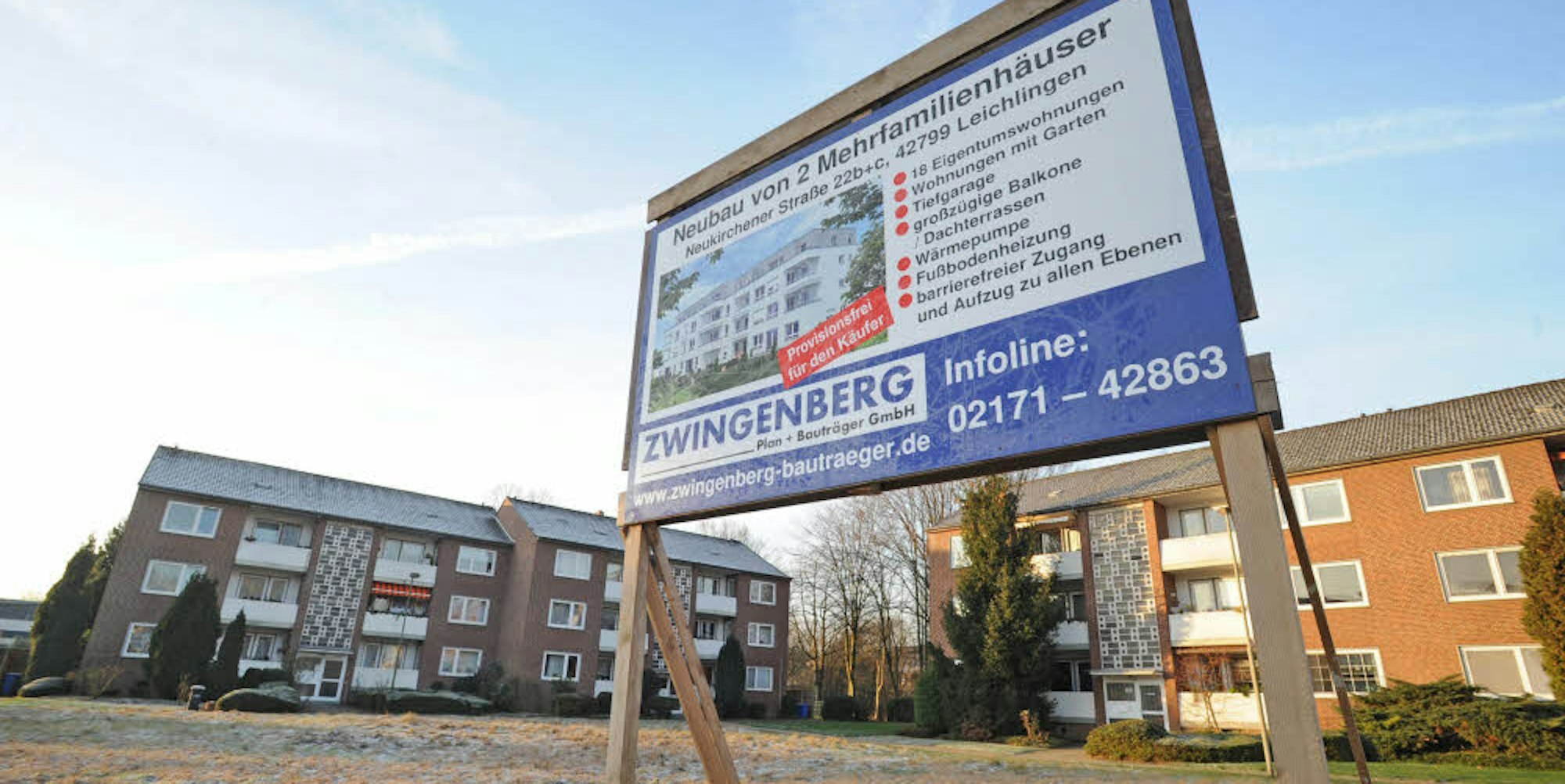 In erster Reihe vor den Siedlungshäusern entstehen entlang der Neukirchener Straße zwei Mehrfamilienhäuser.