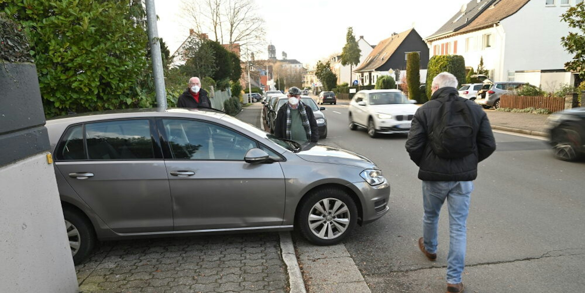 Die Zufahrt zum Mehrparteienhaus an der Wipperfürther Straße ist aus Sicht der Anlieger eine Gefahrenquelle.