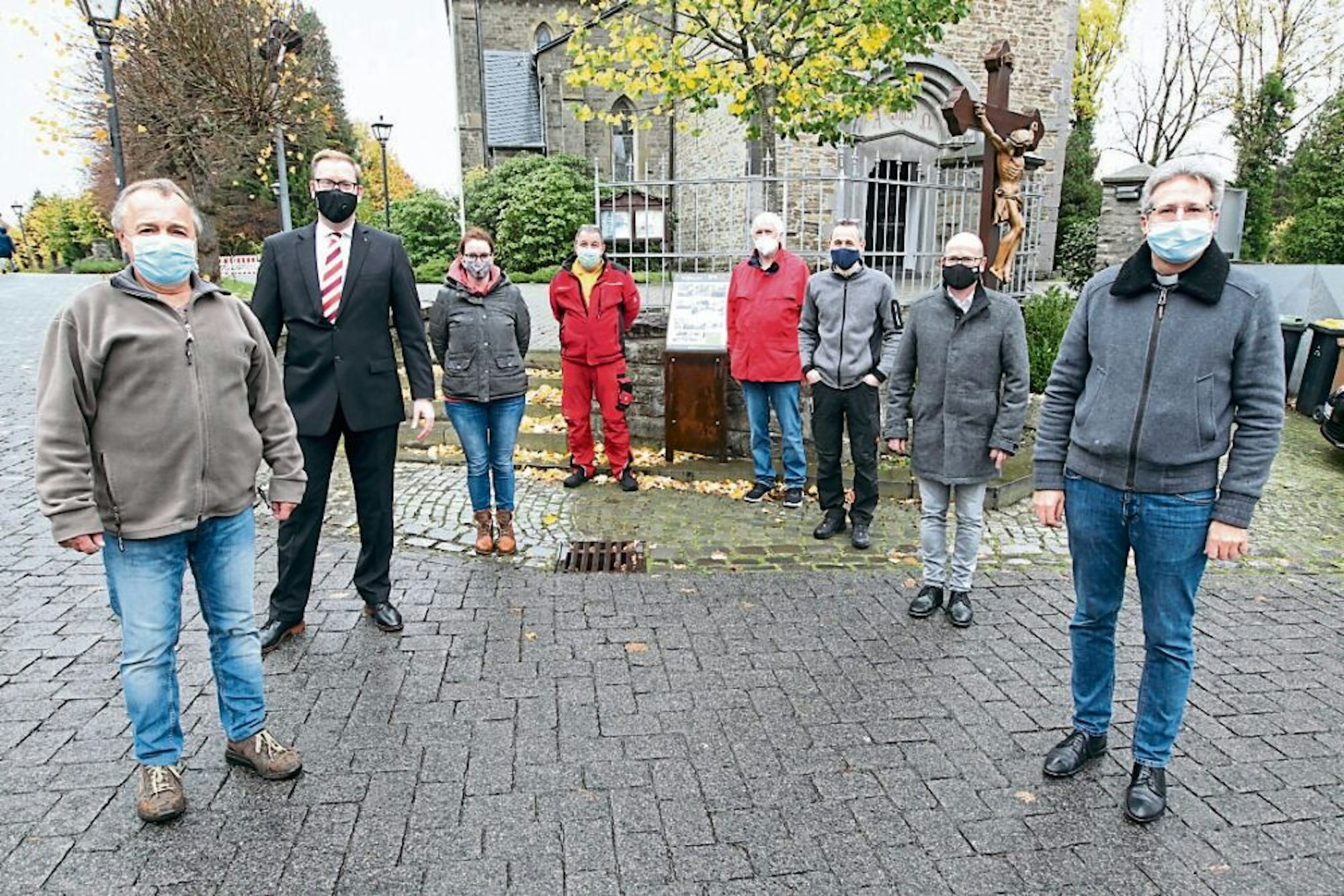 Vertreter des Gewerbevereins, Sponsoren und auch Initiator Wolfgang Eilmes (Vierter von rechts) freuen sich über das sechste Hinweisschild im Ortskern von Ruppichteroth.