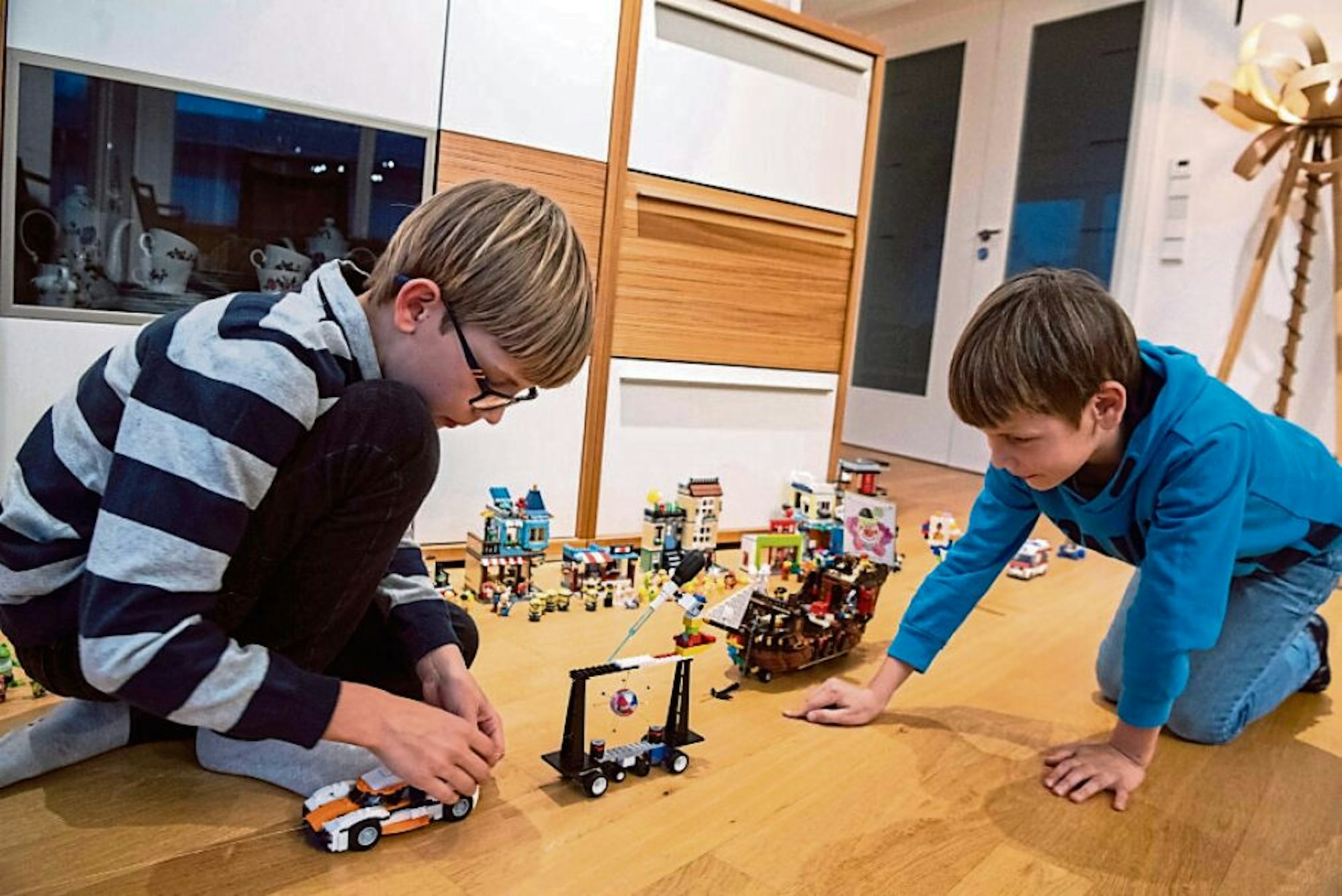 Bauherren: Die Brüder Fabian (l.) und Julian haben aus Lego-Steinen einen Miniatur-Karnevalszug gebaut.