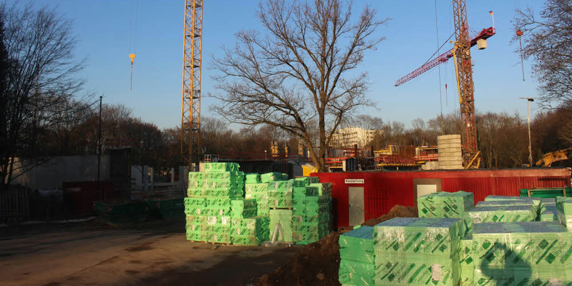 Die Ossietzkystraße ist momentan eine riesige Baustelle. Der Schul-Rohbau nimmt Formen an.