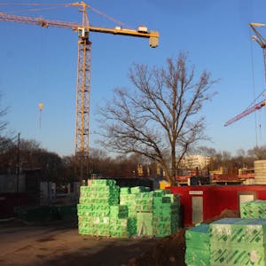 Die Ossietzkystraße ist momentan eine riesige Baustelle. Der Schul-Rohbau nimmt Formen an.