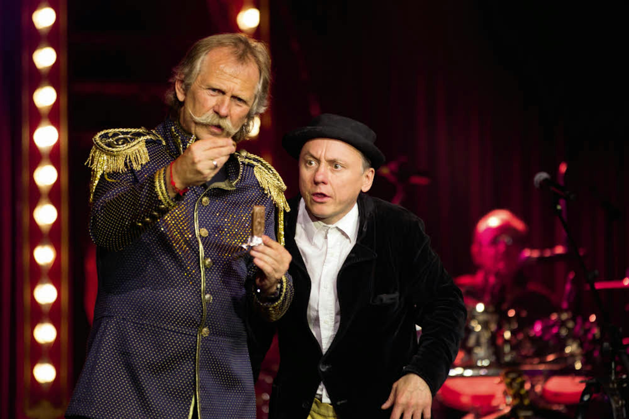 Eine Szene aus der Höhner Rockin’ Roncalli Show mit Höhner-Sänger Henning Krautmacher (l.) und Clown Jigalov.