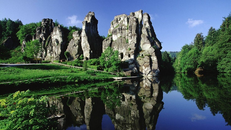 Externsteine: In Horn-Bad Meinburg (Teutoburger Wald) ragen gigantische Fels-Zacken in den Himmel.