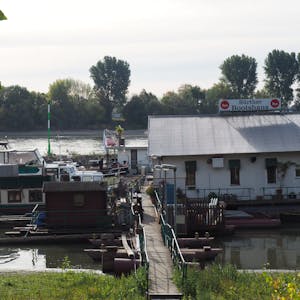 Das Sürther Bootshaus hat den Besitzer gewechselt. Achim Pesch will das Gastro-Boot cooler und moderner machen.