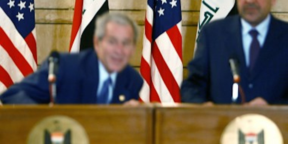 George W. Bush duckt sich vor dem heranfliegenden Schuh. (Bild: dpa)