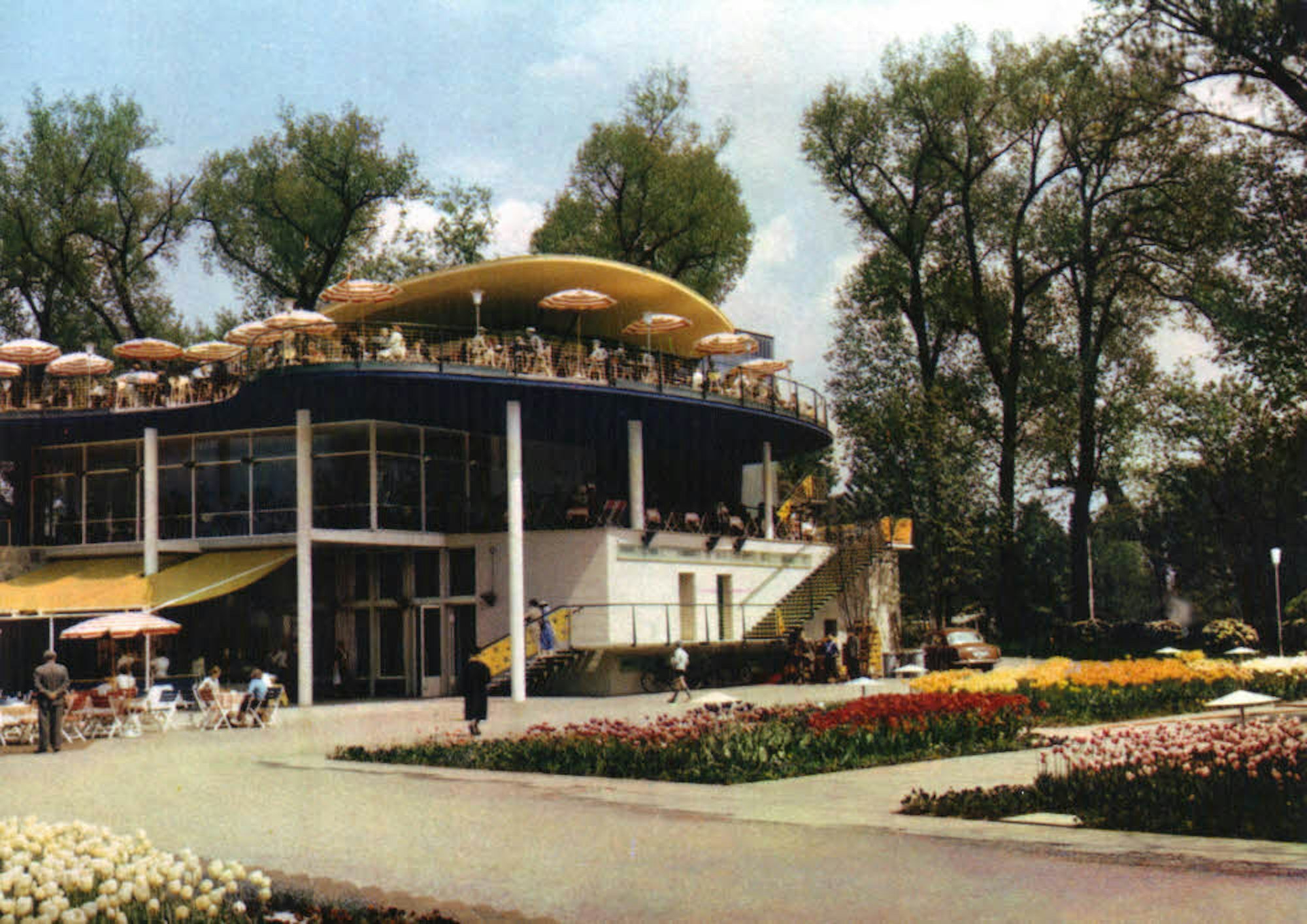 Das Park-Café war 1957 das Herz des neuen Rheinparks.