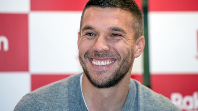 Lukas Podolski lächelt in die Kamera.