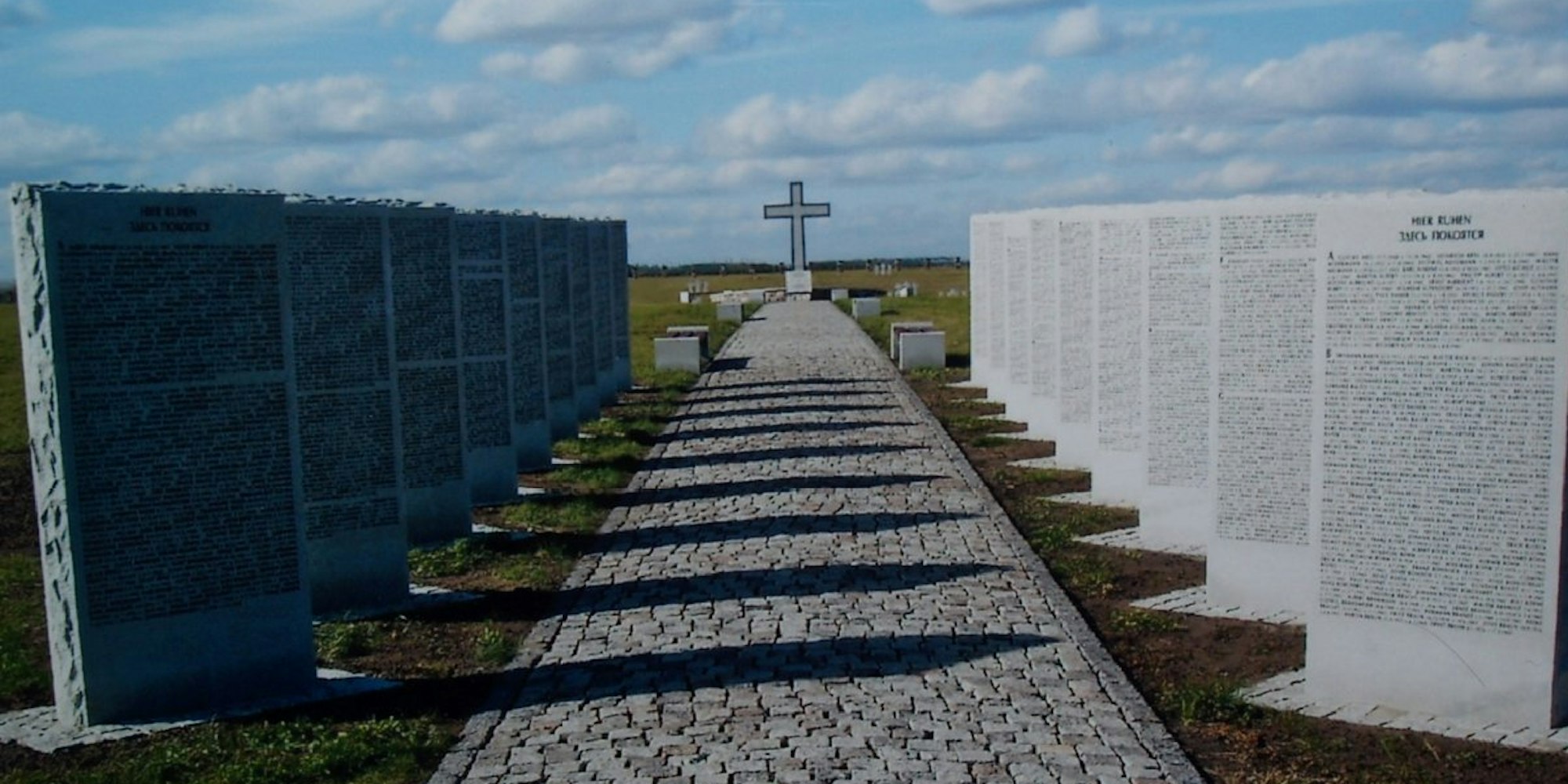 Der Volksbund Deutsche Kriegsgräberfürsorge pflegt weltweit 843 Gedenkstätten für gefallene Deutsche, wie diese im russischen Kursk-Besedino. Auf den Stelen sind viele Namen aufgelistet.