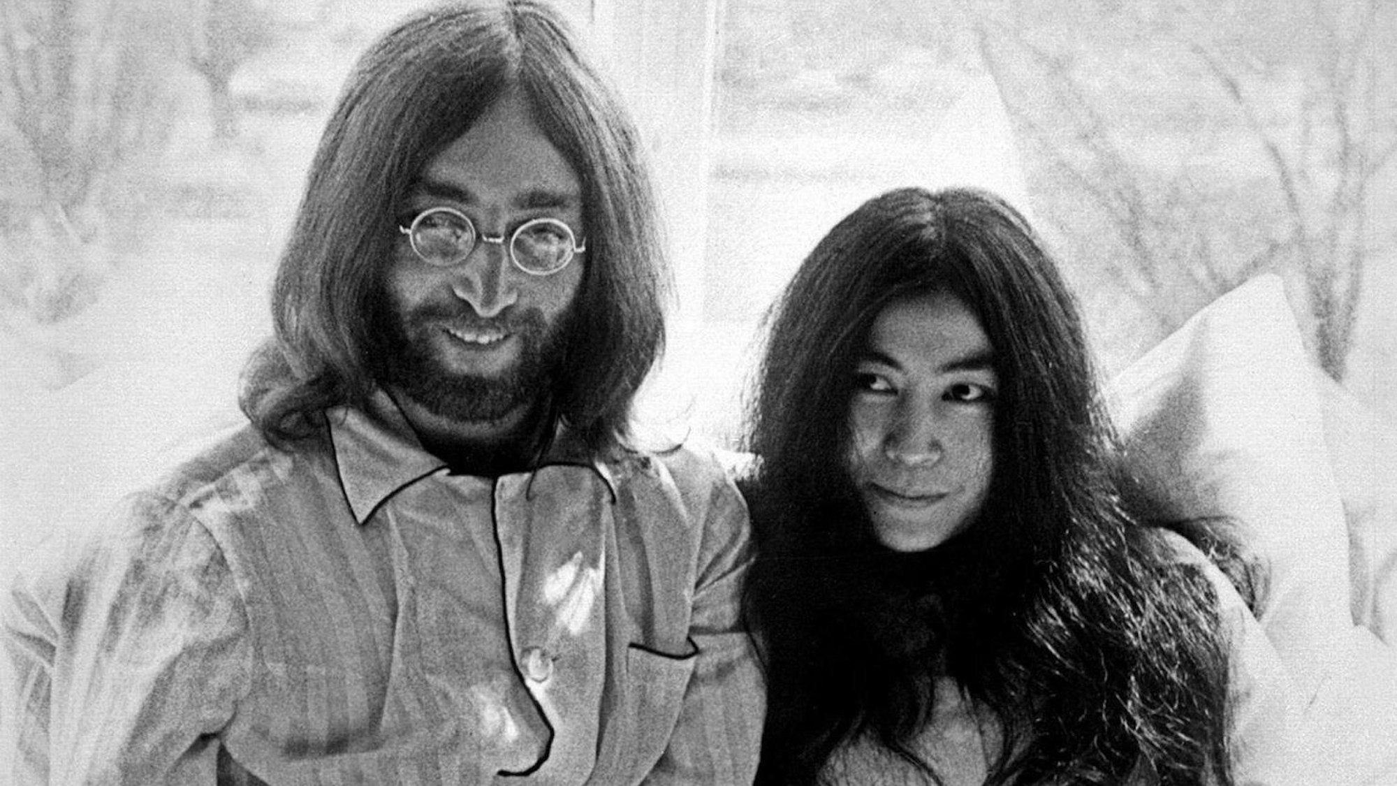 Kurz nach ihrer Hochzeit geben der ehemalige Beatle John Lennon und seine Frau, die japanische Künstlerin Yoko Ono, am 25. März 1969 in einem Bett im Hilton Hotel in Amsterdam sitzend eine Pressekonferenz.