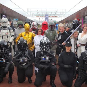 In friedlicher Mission eroberten zahlreiche bekannte Figuren der Star-Wars-Saga am Samstag den Hürth-Park, um mit den staunenden Erdenbürgern in der Shopping-Mall in Kontakt zu treten.