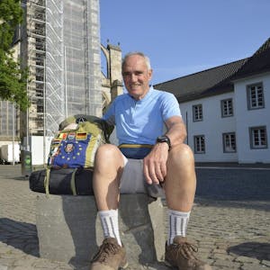 Mit 14 Kilogramm Gepäck ist Bernard Burel unterwegs. Seine Europareise führte ihn auch nach Altenberg.