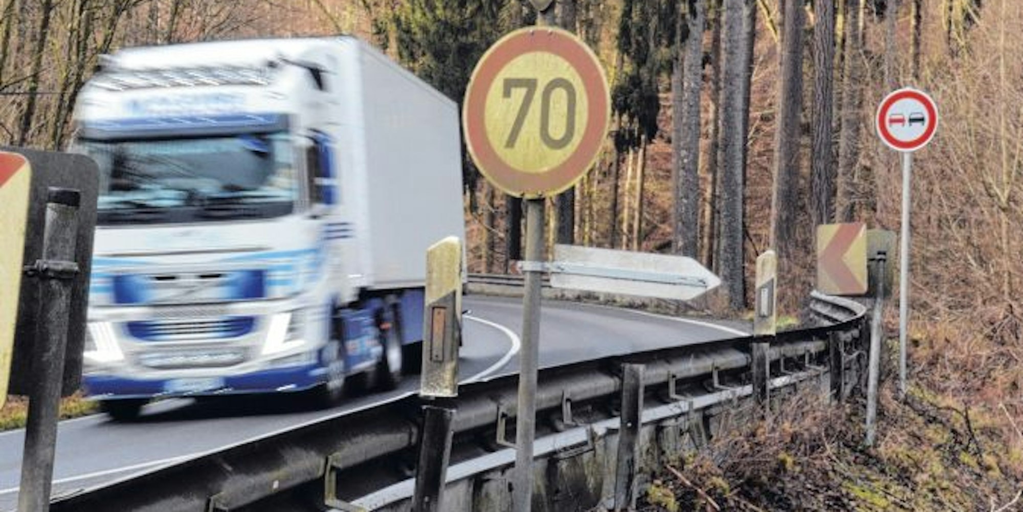 Tempo 70 gilt auf der B 478 im Rhein-Sieg-Kreis ebenso wie ein Überholverbot.