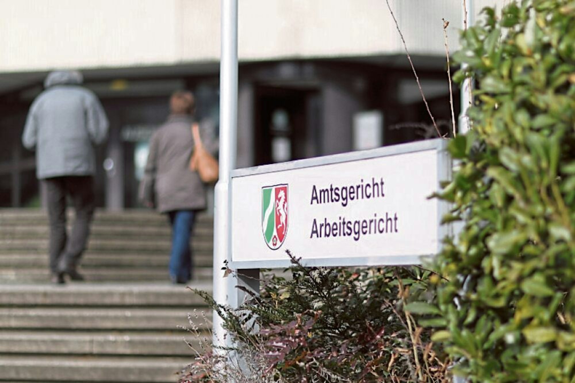 Ohne Studenten auf dem Campus fehlen der Kantine der Hochschule Bonn-Rhein-Sieg die Kunden – daher ist sie schon seit Dezember geschlossen (links). Die Amtsgerichtskantine, seit Freitag geschlossen, ist auch bei externen Besuchern beliebt.