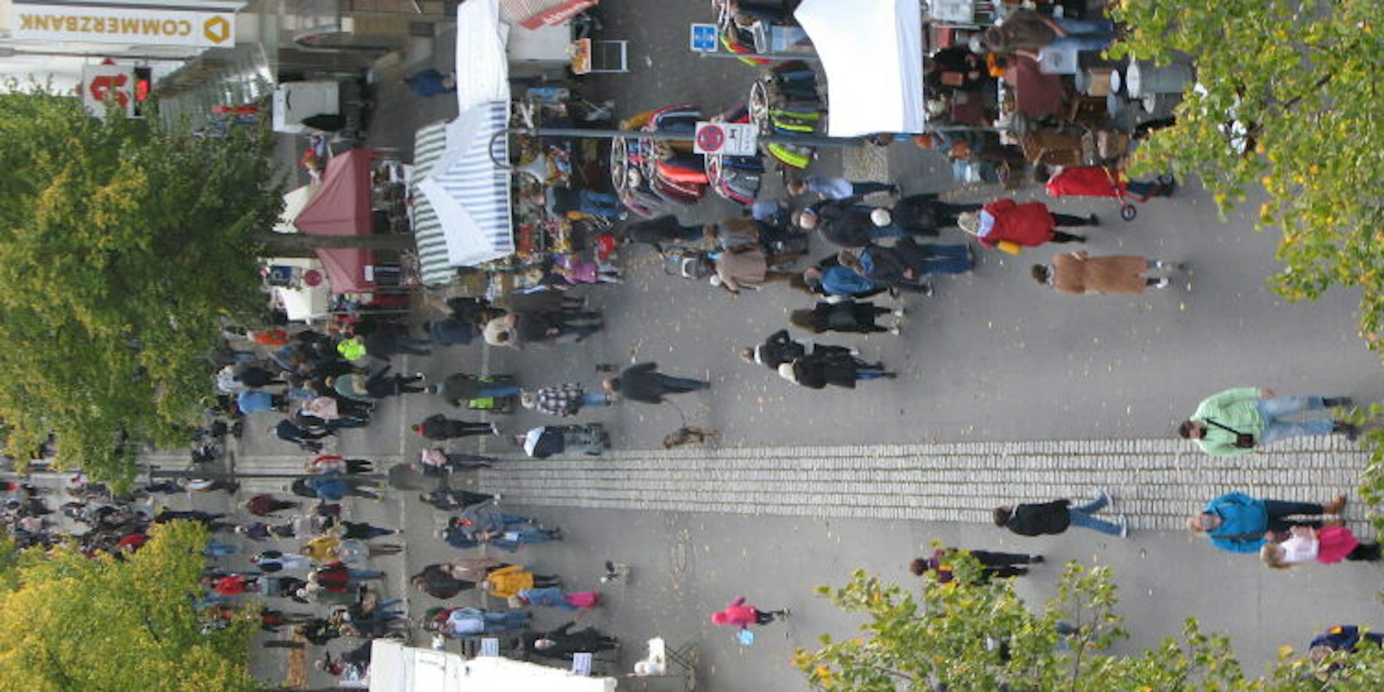 Weniger Stände als zu Nicht-Corona-Zeiten säumten beim Hennefer Stadtflohmarkt die Frankfurter Straße. Aus dem Riesenrad bot sich ein Überblick aus der Vogelperspektive.