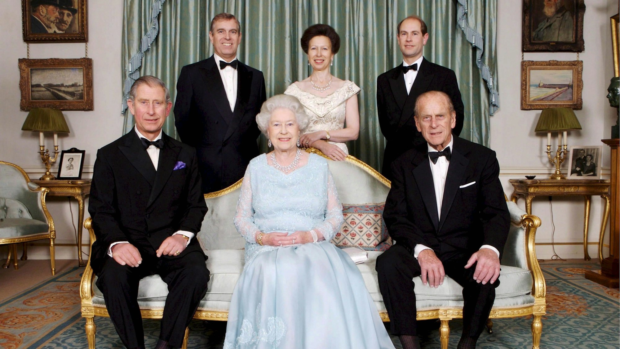 Queen Elizabeth und Prinz Philipp auf einer Couch mit ihren Kindern Prinz Charles, Prinz Andrew, Prinzessin Anne und Prinz Edward.