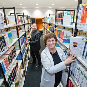 In den Bücherreihen der neuen Campus-Bibliothek stöbern Dr. Christian Kohls, Dekan des Gummersbacher Campus, und Bibliotheksleiterin Ingeborg Rose.