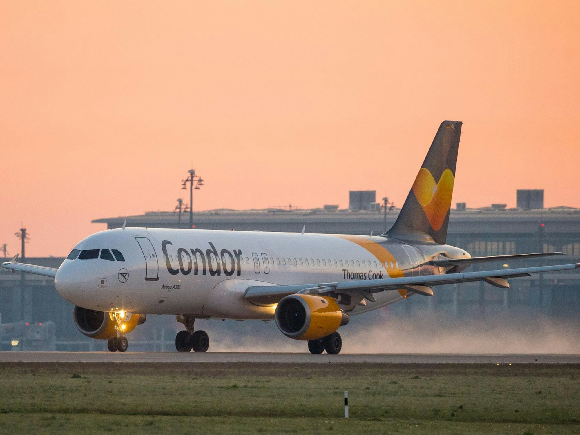 Hier zu sehen: Ein Flugzeug der Airline Condor startet einen Flug bei Sonnenaufgang.