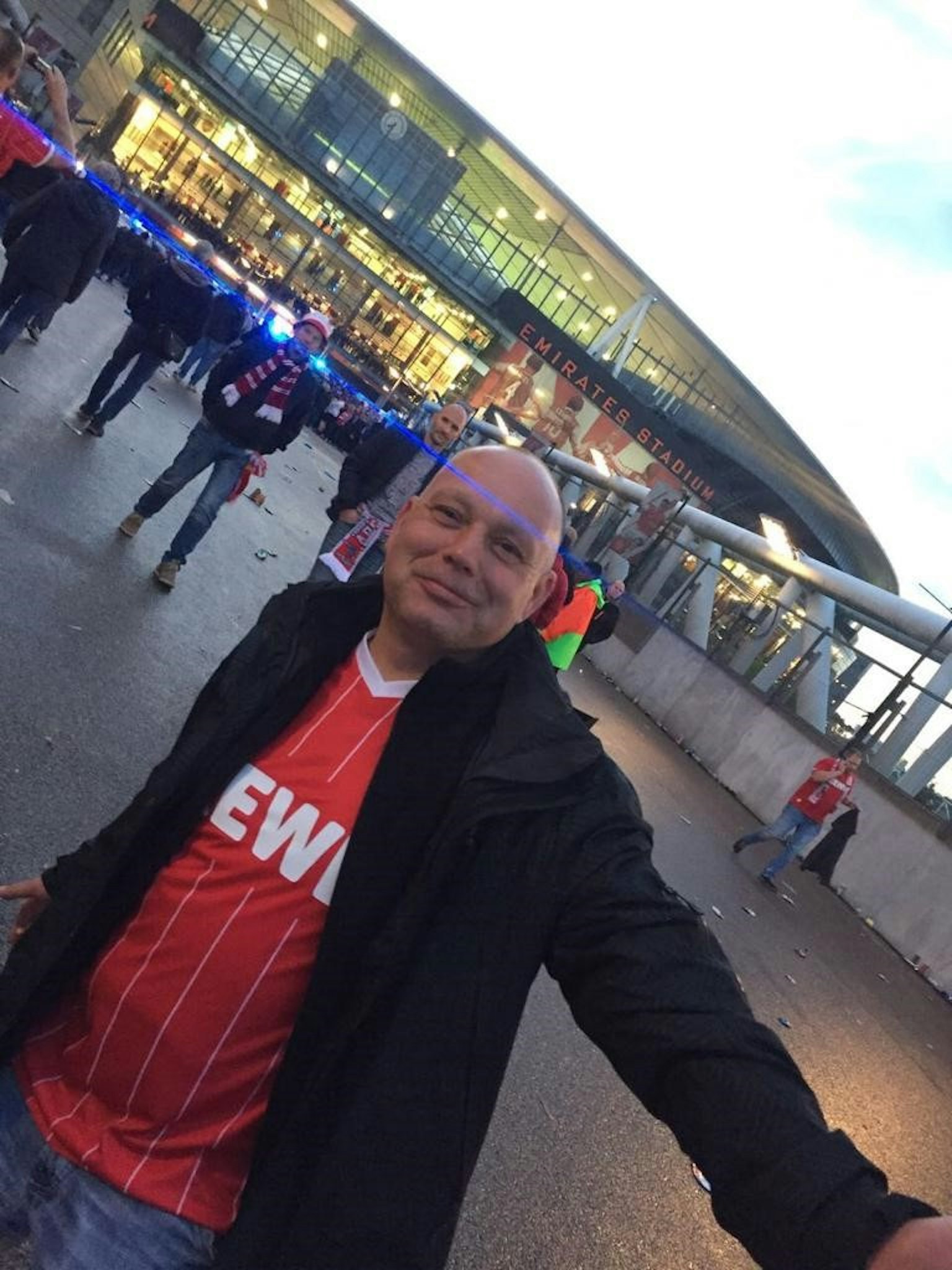 FC-Fan Ralf Putzki vorm Emirates Stadium des englischen Erstligisten FC Arsenal.