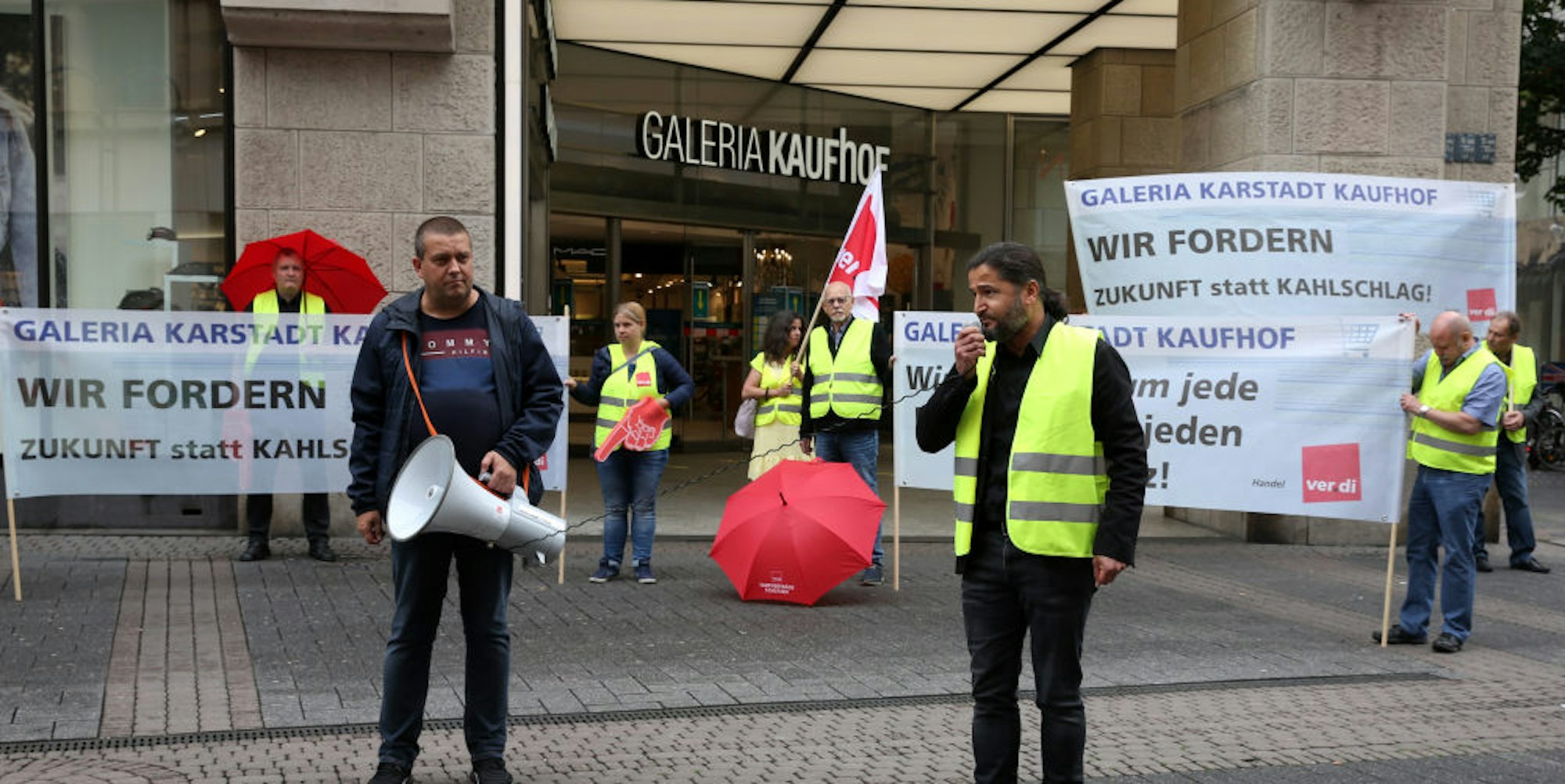 Verdi protestiert mit Mitarbeitern vor der Kölner Galeria-Filiale auf der Schildergasse.