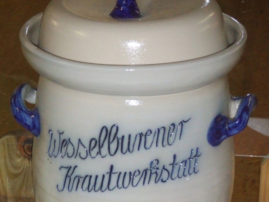 In Omas Steinguttopf wird aus Weißkohl oder Spitzkohl Sauerkraut.
