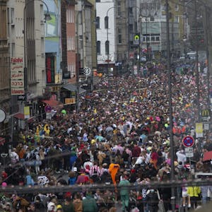 Karneval in Köln: Tausende Feiernde belagern die Zülpicher Straße.