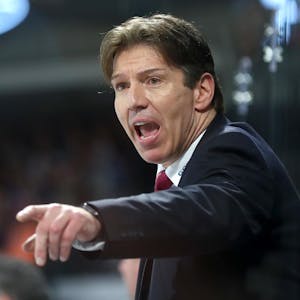 Köln-Trainer Uwe Krupp gestikuliert auf der Bank.
