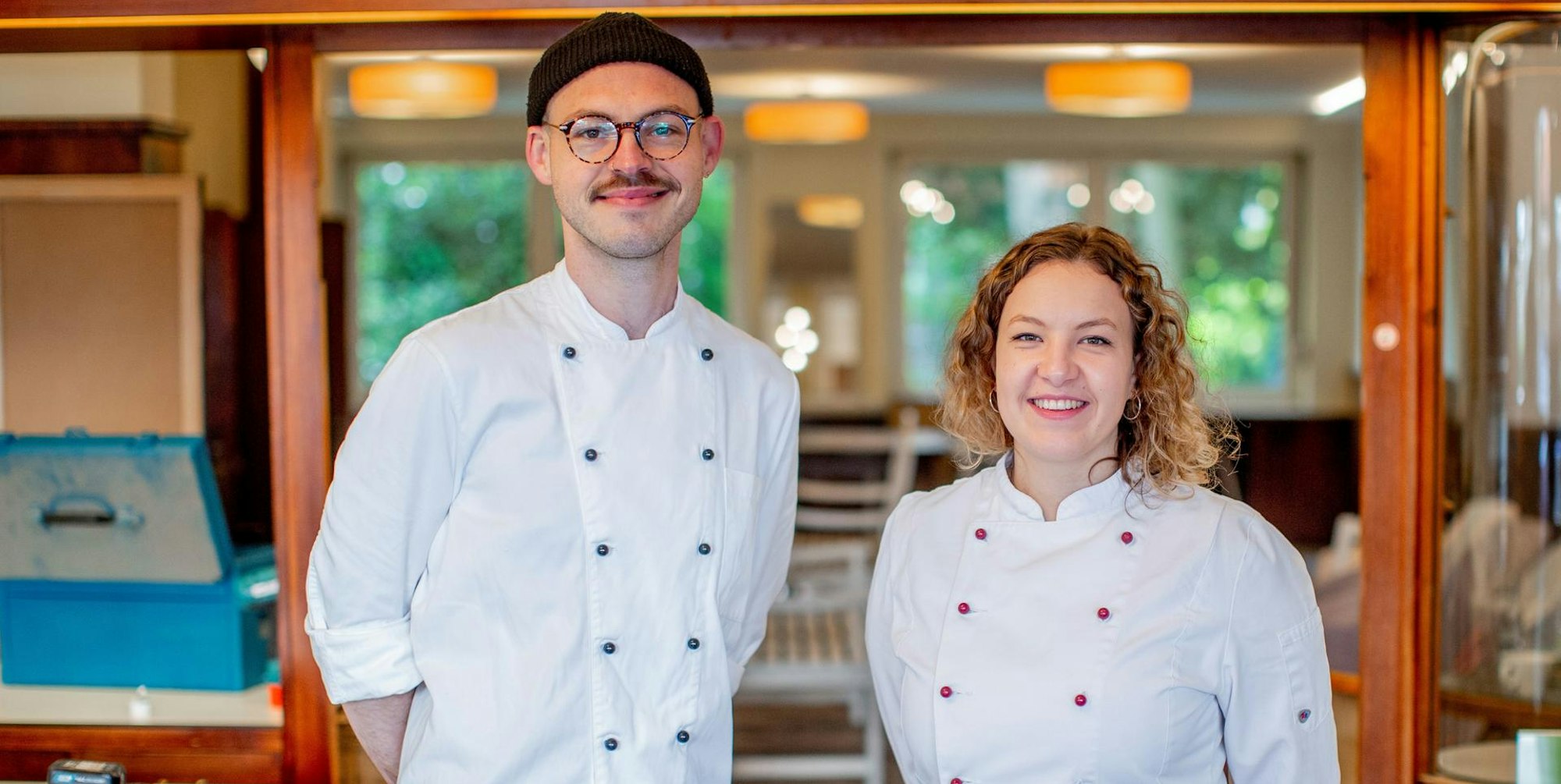 Die Konditoren Lea Schlosser und Kevin Thomas Kleber übernehmen das traditionelle Café Osterspey in Köln. 