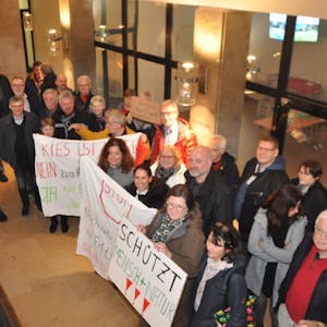 Vor der Sitzung des Regionalrates demonstrierten Heppendorfer und Thorrer Abordnungen gegen die Kiesgrubenpläne.