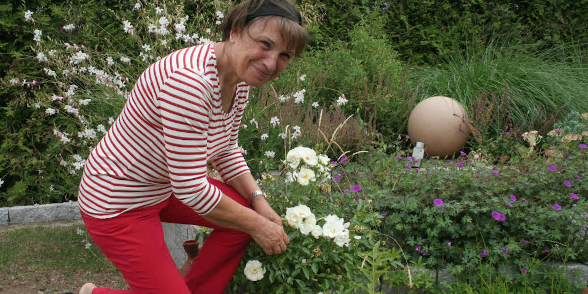 Die frühere Bürgermeisterin Maria Pfordt kann sich wenige Monate nach ihrer OP wieder der Gartenarbeit widmen.
