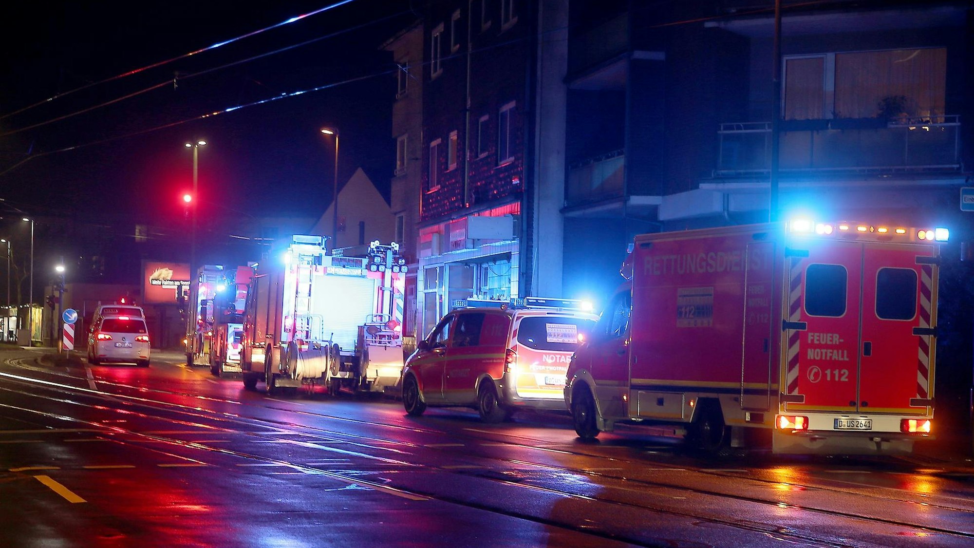 Fahrzeuge von Feuerwehr und Rettungsdienst sind nachts unterwegs.