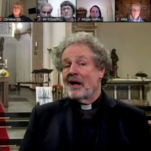 Der Kölner Weihbischof Rolf Steinhäuser tauschte sich im Online-Chat mit Gläubigen aus .