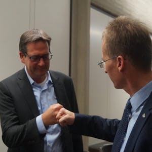 Gratulierten sich nach dem gemeinsamen Einzug in den neuen Bundestag: Markus Herbrand (l.) von der FDP und Detlef Seif (CDU).