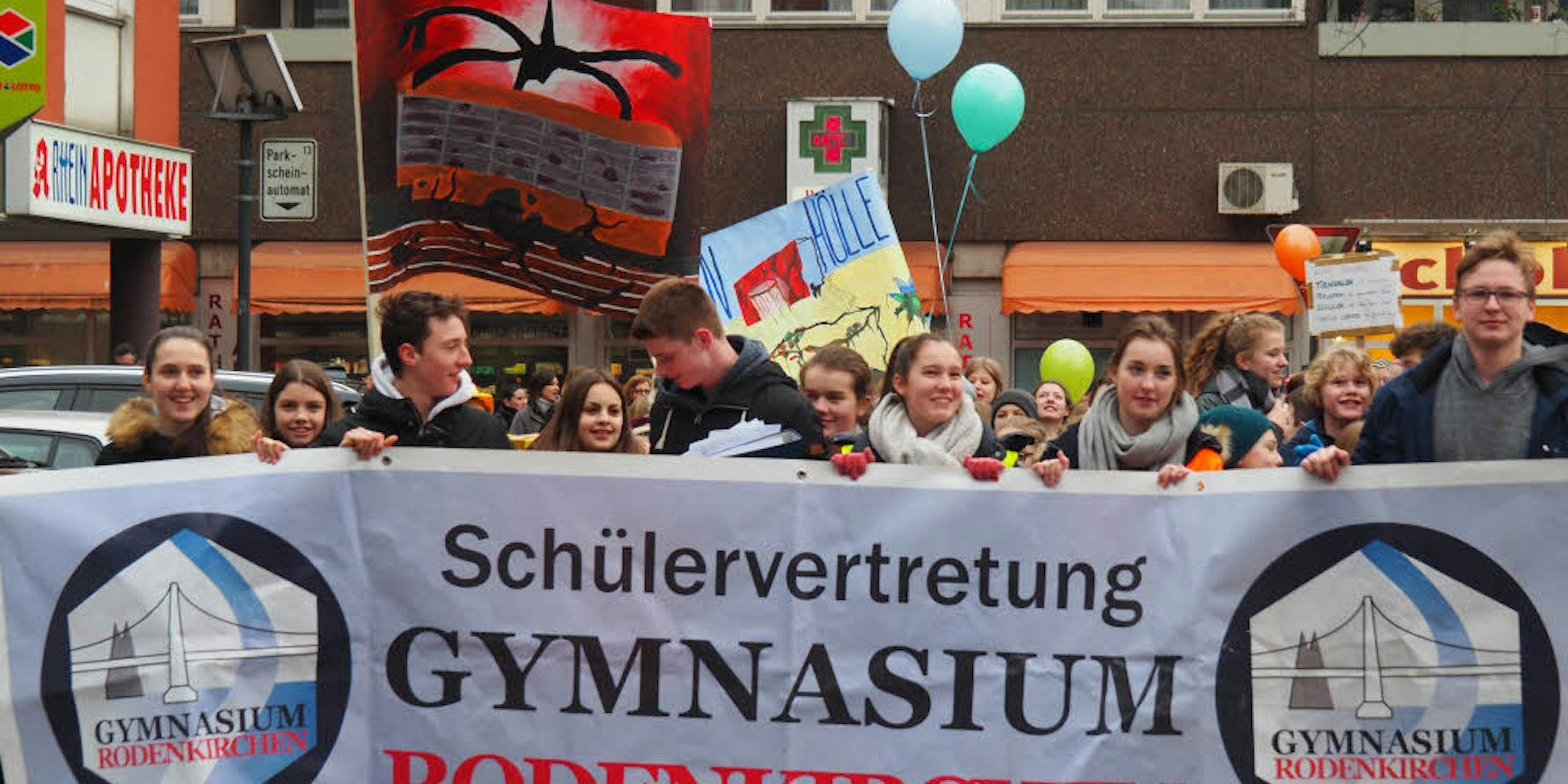 Schüler und Eltern demonstrieren in Rodenkirchen