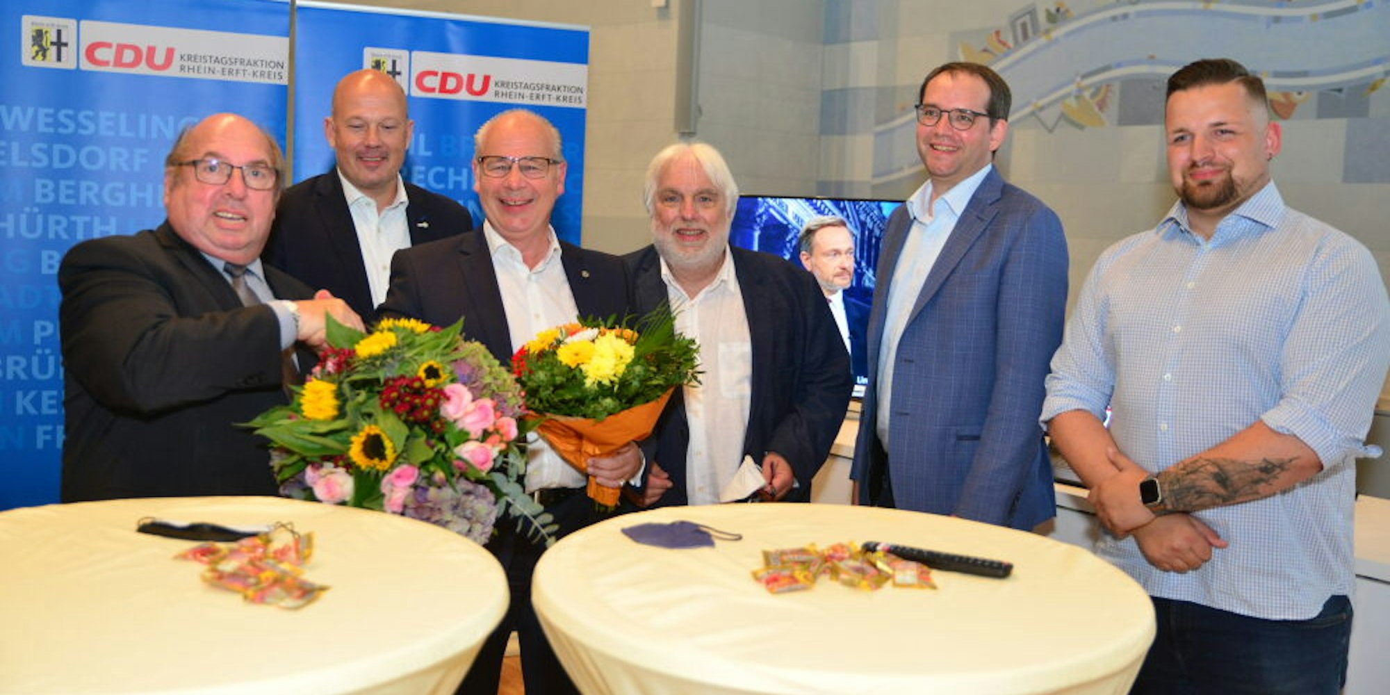 CDU-Fraktionsvorsitzender Willi Zylajew und Kreisvorsitzender Frank Rock gratulieren Georg Kippels (v.l.).