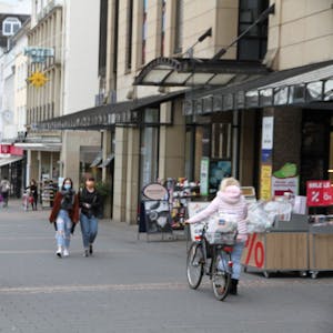 Bisher müssen Radfahrer in der Siegburger Fußgängerzone absteigen und schieben. Die Ratsmehrheit will das ändern.