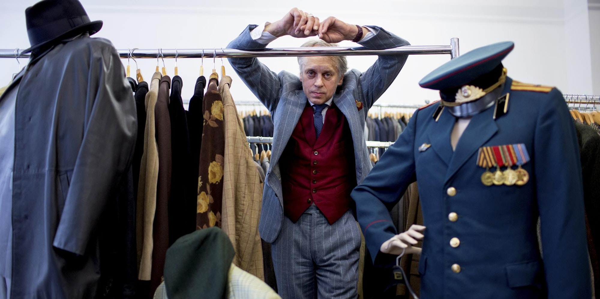 Norbert Ollig in seinem Laden, in dem er Männer zu dem richtigen Anzug berät.