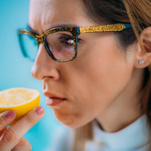 Frau riecht an Zitrone Getty Images