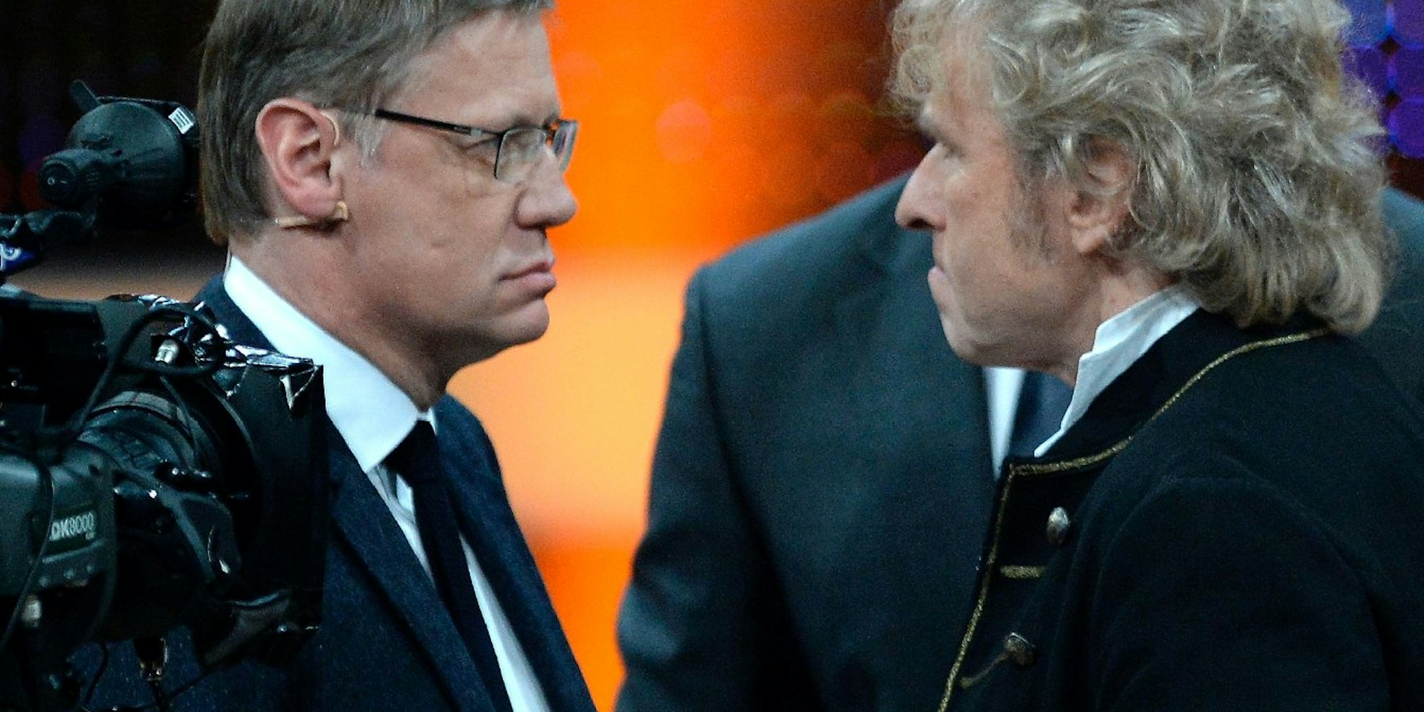 "Legten sich von selbst an": Günther Jauch (links, mit Thommy Gottschalk) zeigt sein rechtes Ohr bei den Dreharbeiten zur RTL-Jubiläumsshow.